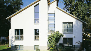 Weißes Haus mit Garten