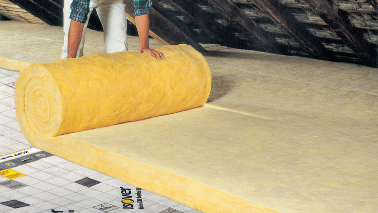 Dachbodendaemmung durch Verlegen von Daemmmatten aus Mineralwolle