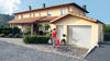 Beigefarbenes Haus mit Mutter und Kind