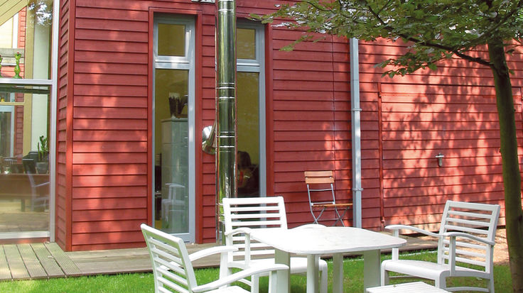 Haus mit weinroten Holzpaneelen-Fassade
