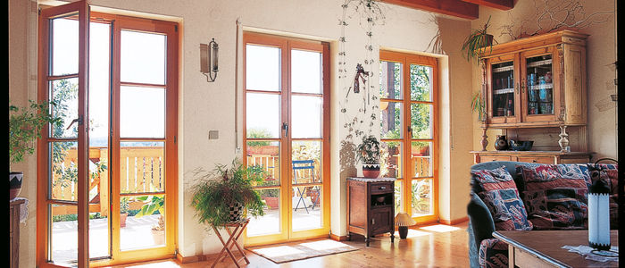 Wohnzimmer mit drei Fenstertueren