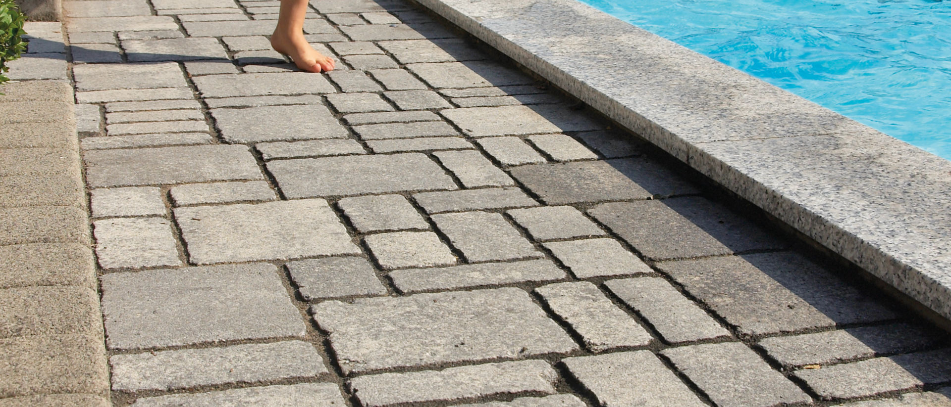 Gepflasterter Weg am Poolrand