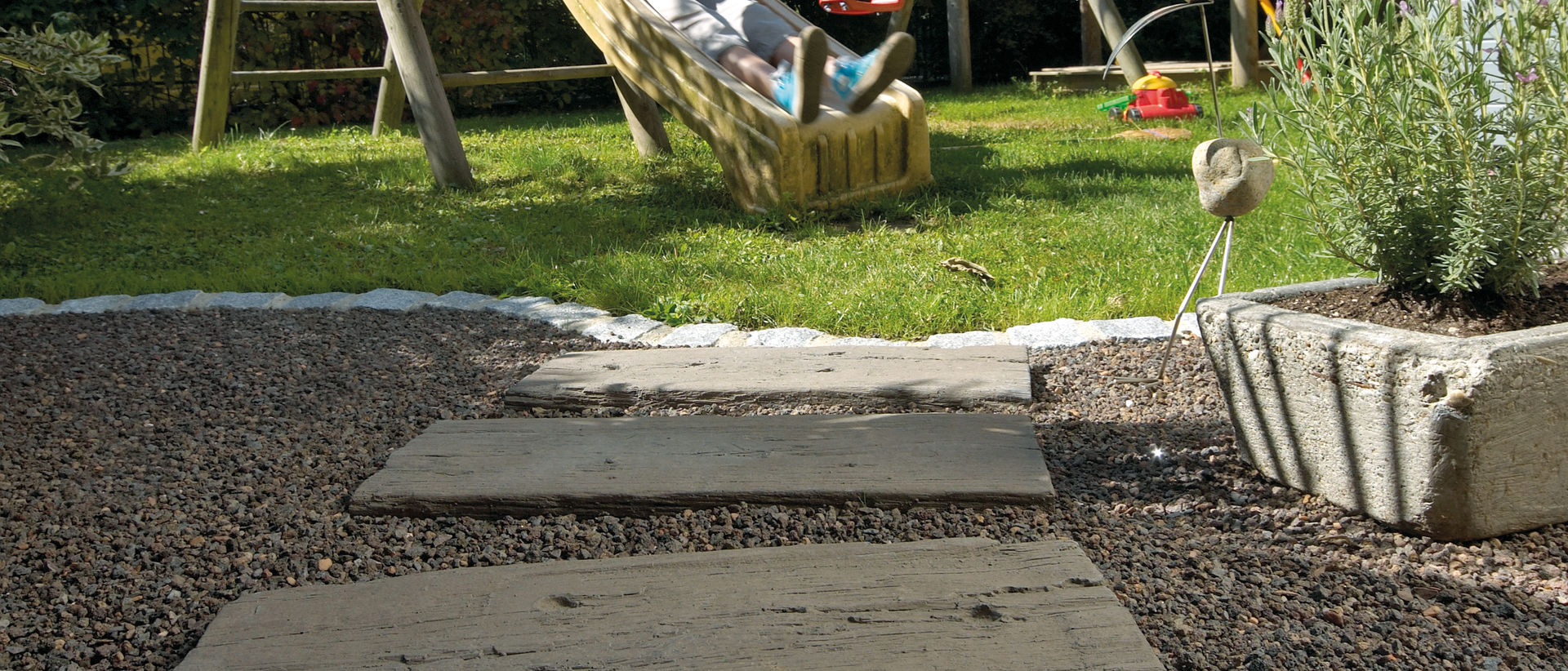 Gartenweg aus versetzten Steinplatten