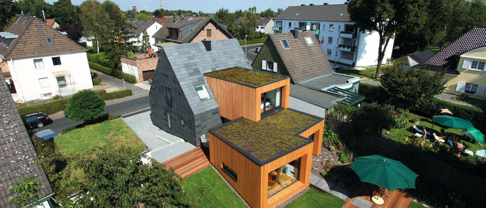Haus mit Schieferdeckung und Holzpaneelen-Fassade