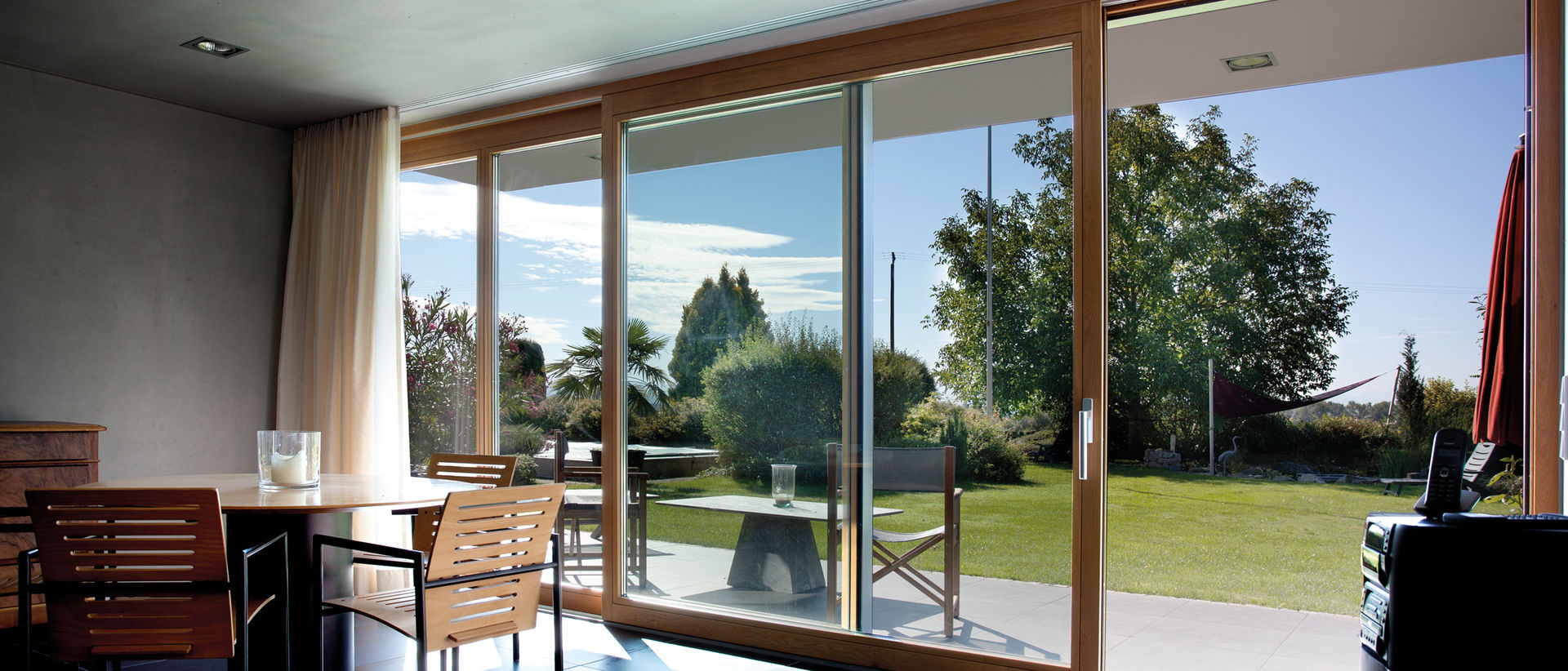 Zimmer mit Glasfront und Schiebeglastür