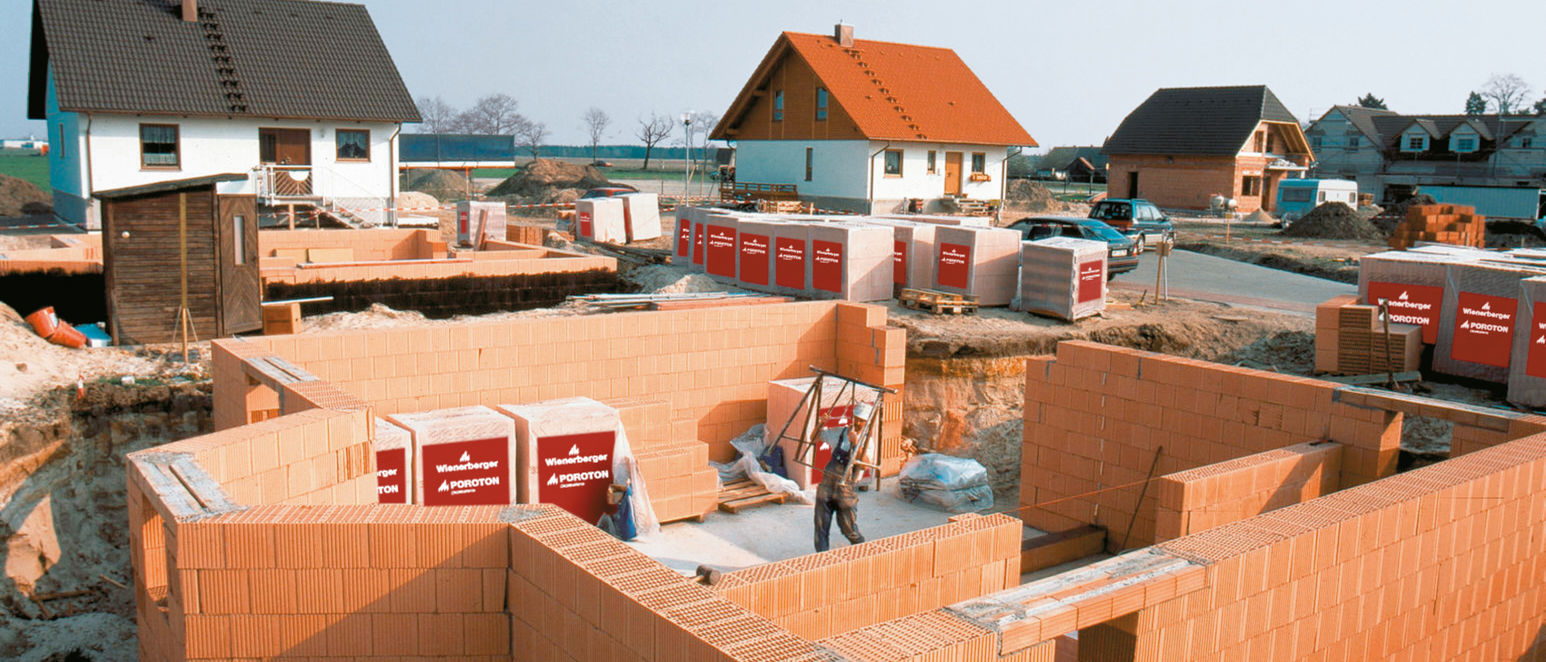 Halbfertige Kellermauer einer Baustelle