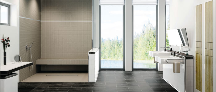 Badezimmer mit schwarzen Fliesenboden