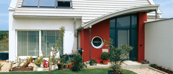 Haus mit Solar-Loesung und Dachfenster