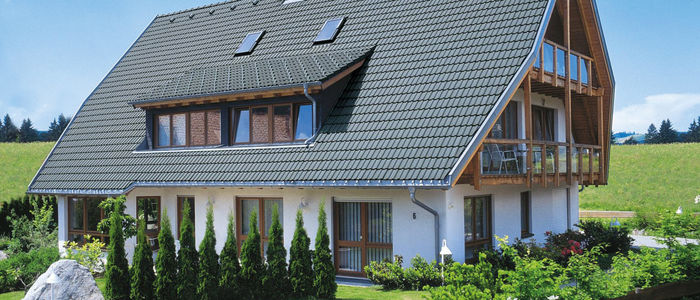 Landhaus mit granitfarbenen Ziegeldach
