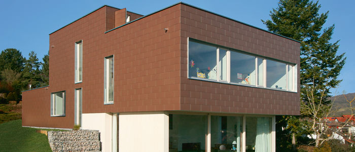 Haus mit brauner Außenwandfassade