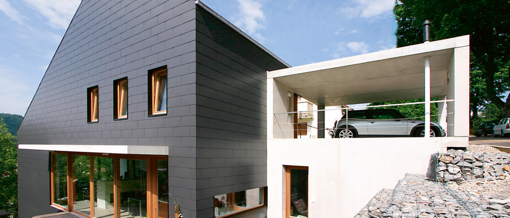 Haus mit schwarzer Außenwandfassade