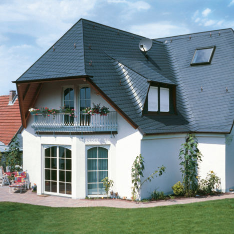 Haus mit schwarzer Dachdeckung