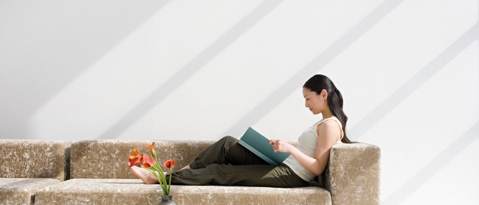 Lesende Frau auf der Couch