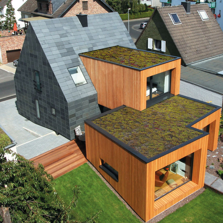 Haus mit Schieferdeckung und Holzpaneelen-Fassade