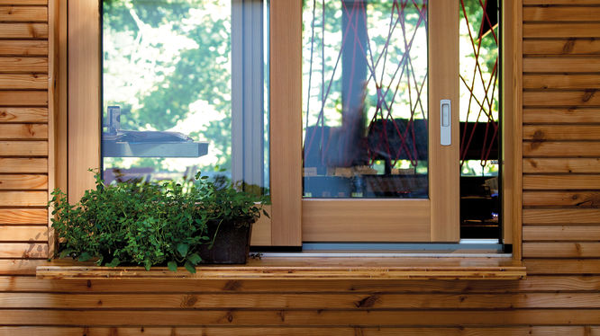 Holzfassade mit Holz-Schiebefenster