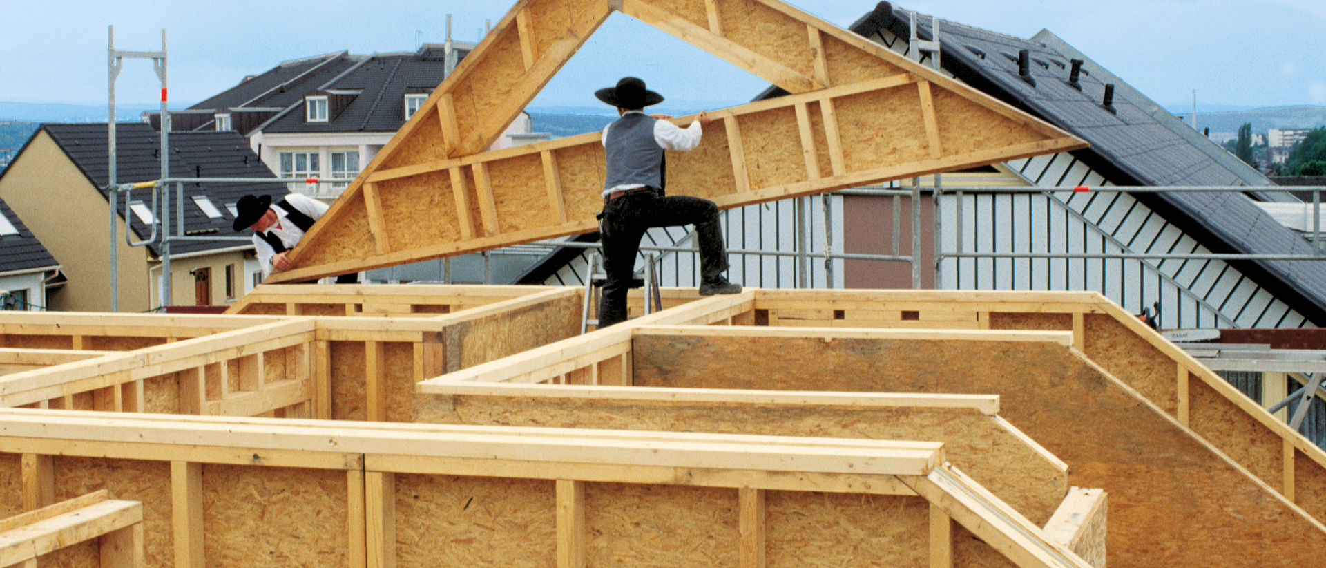 Montieren des Dachmoduls aus Konstruktionsholz