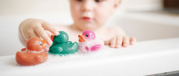 Spielendes Kind in der Badewanne