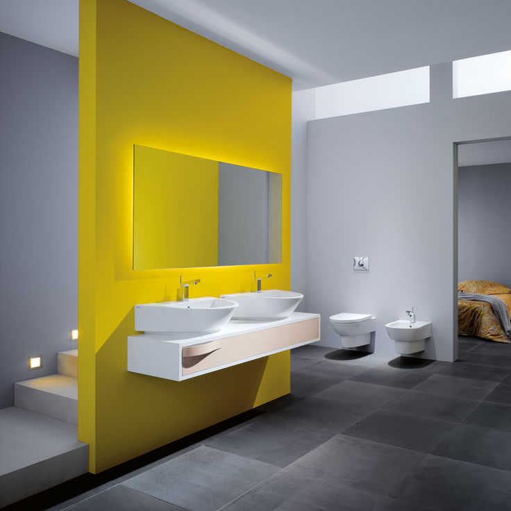 Gelbe Wand mit Doppelwaschbecken und großen Spiegel
