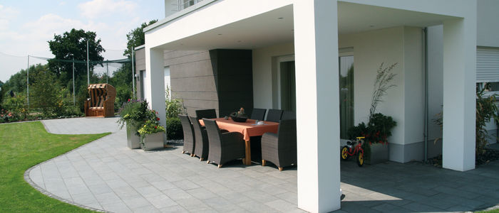 Terrasse aus Natursteinboden mit Ueberdachung