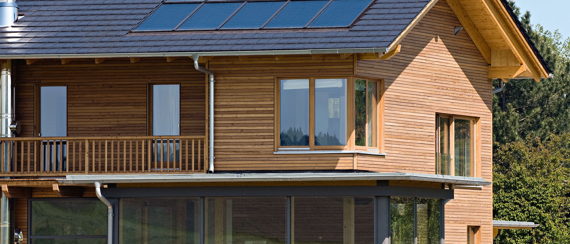 Holzhaus mit Solaranlage am Feldrand