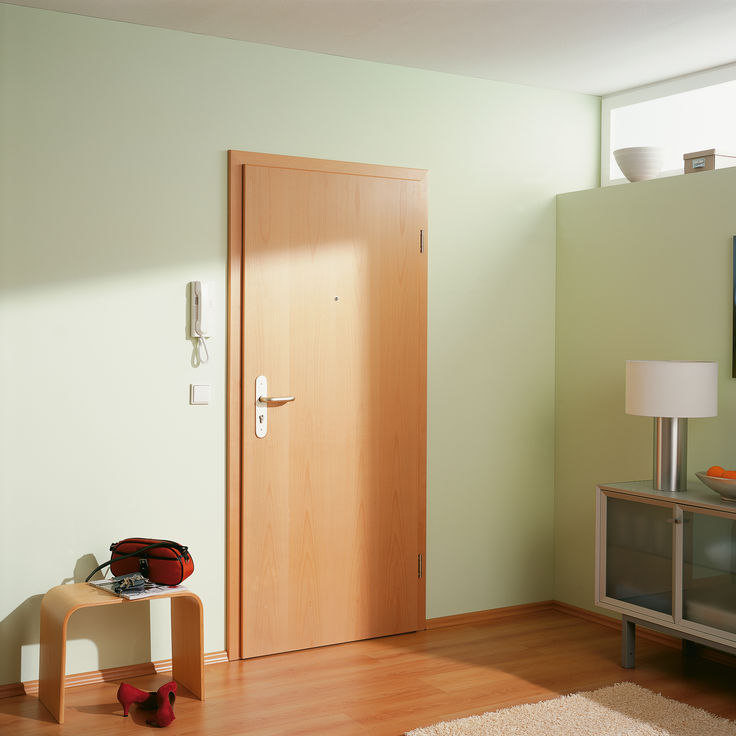 Zimmer mit grünen Wand und Holztür
